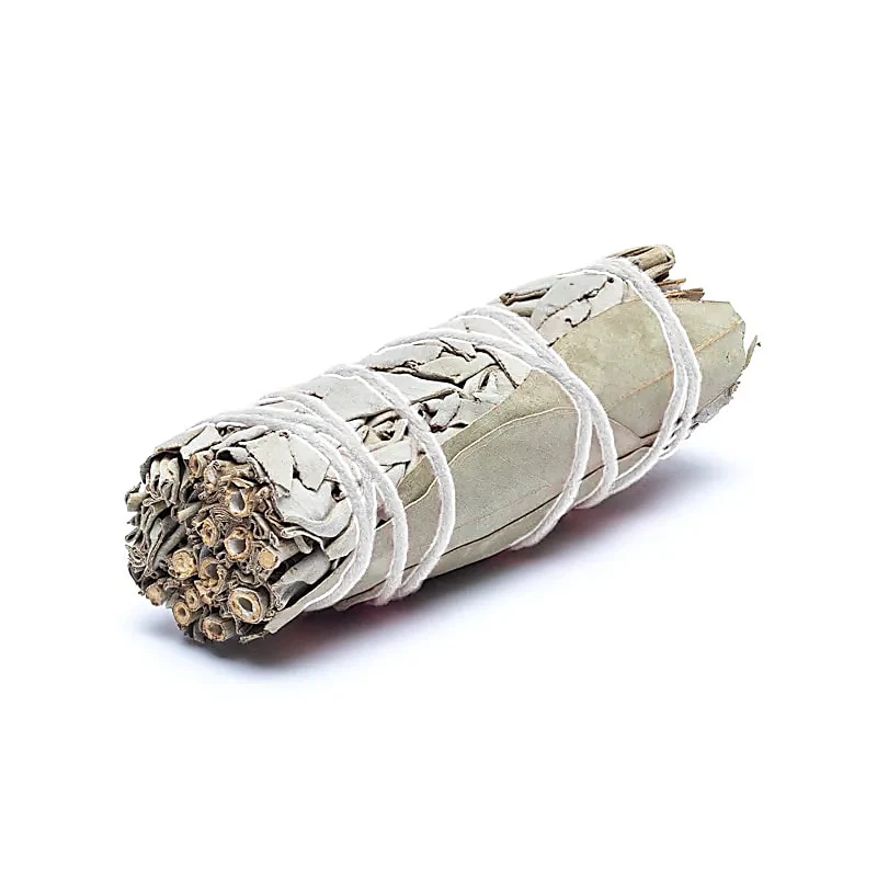 witte salie met eucalyptus smudge stick