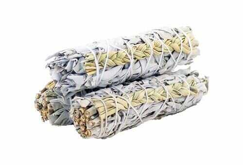 witte salie met sweetgrass smudge stick